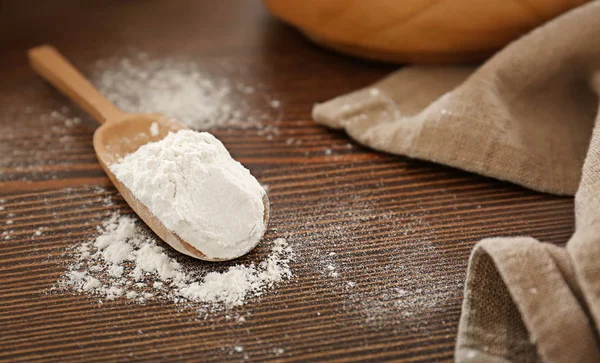 Szufelka z mąki pszennej na drewnianym stole — Zdjęcie stockowe