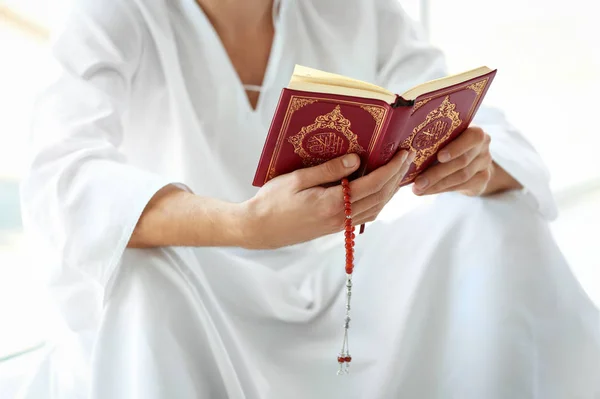 Moslim jongeman lezen van de Koran, close-up — Stockfoto