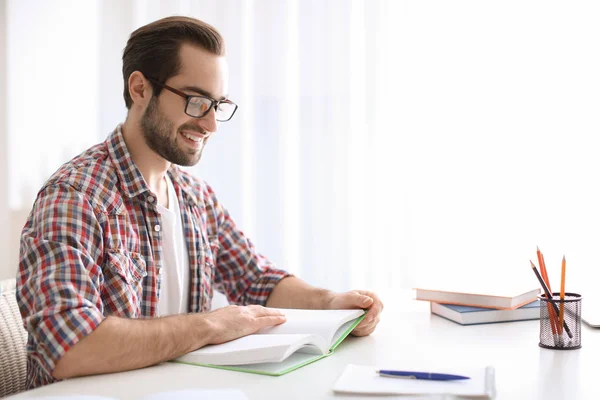 Estudiante estudiando en la mesa en interiores — Foto de Stock