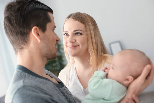 Padres jóvenes con bebé dormido en casa — Foto de Stock