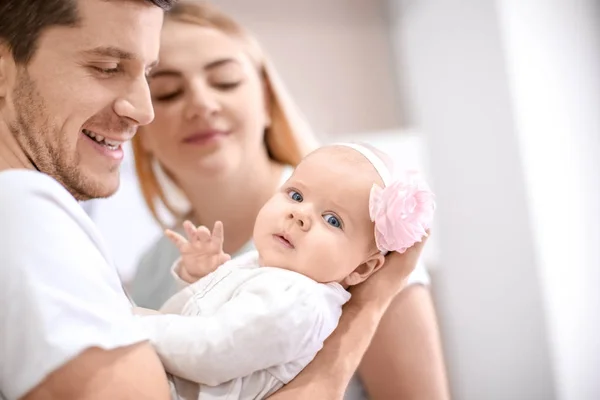 Padres Jóvenes Con Bebé Casa — Foto de Stock