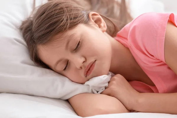 Aranyos kislány otthon alszik az ágyban. — Stock Fotó