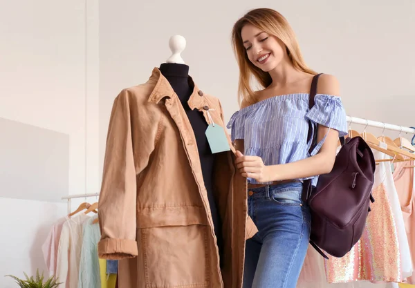 Genç kadın butik alışveriş. Şık gardırop