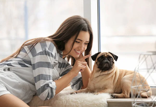 Kvinna med söt hund hemma. Vänskapen mellan husdjur och ägare — Stockfoto