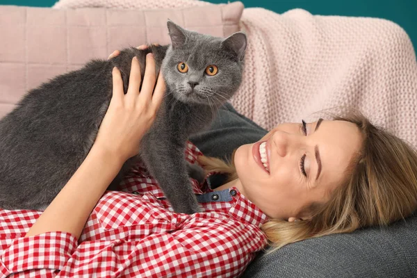 Sevimli evcil hayvan kedi evde olan kadın — Stok fotoğraf