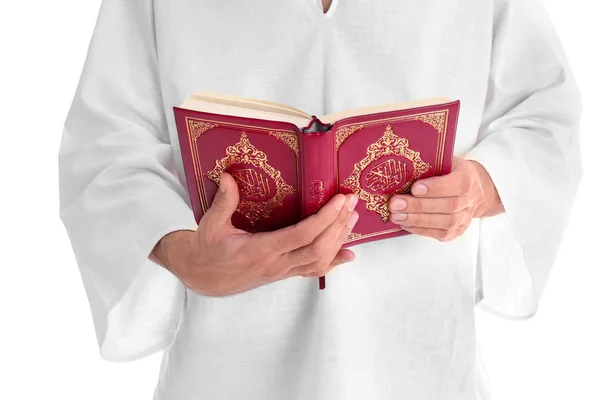 Jovem muçulmano lendo Alcorão no fundo branco — Fotografia de Stock
