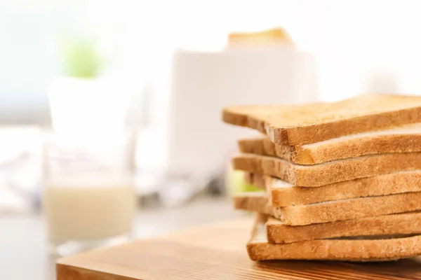 Ahşap masa, closeup lezzetli kızarmış ekmek — Stok fotoğraf