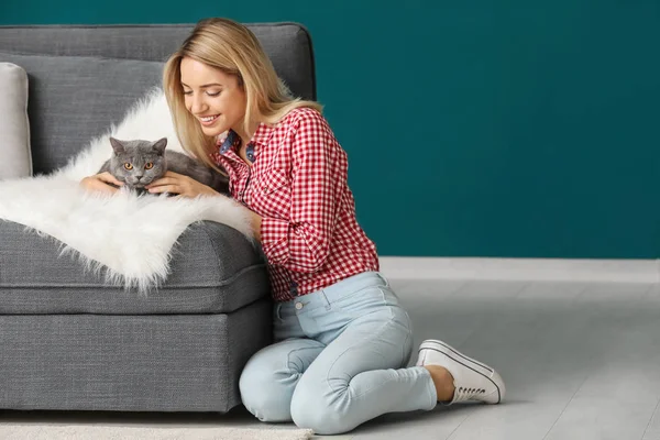 Jonge vrouw met schattig huisdier kat thuis — Stockfoto