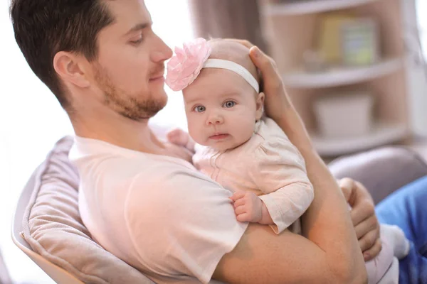 Padre Joven Con Bebé Casa —  Fotos de Stock