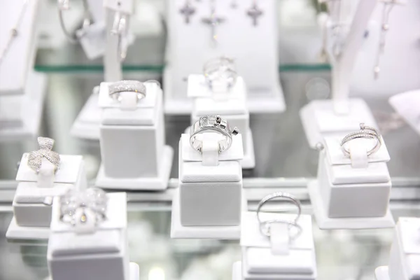Hermosos anillos en joyería —  Fotos de Stock