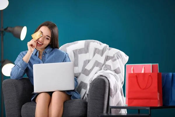 Mujer Joven Compras Línea Con Tarjeta Crédito Portátil Sillón — Foto de Stock