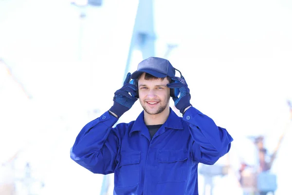 Männliche Arbeiter mit Kopfhörern im Freien. Gehörschutzausrüstung — Stockfoto