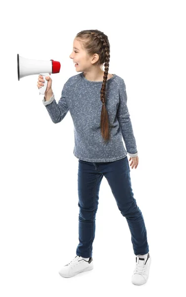 Kleines Mädchen ruft in Megafon auf weißem Hintergrund — Stockfoto