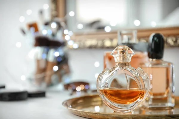 Metal tray with perfume bottles on table — Stock Photo, Image