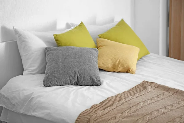 Комфортне ліжко в інтер'єрі світлої кімнати — стокове фото
