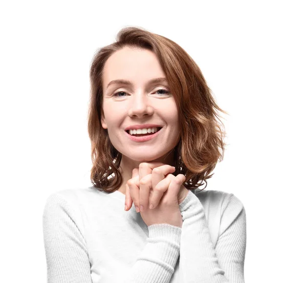Портрет улыбающейся женщины на белом фоне — стоковое фото