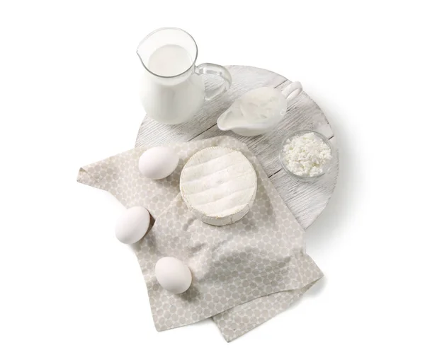 Různé mléčné výrobky a vejce na bílém pozadí — Stock fotografie