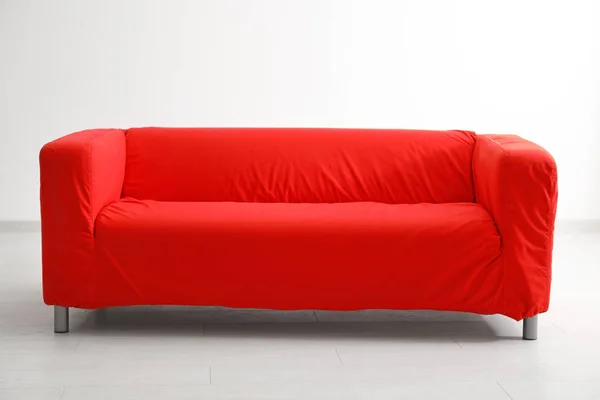 Bequemes rotes Sofa im Zimmer — Stockfoto