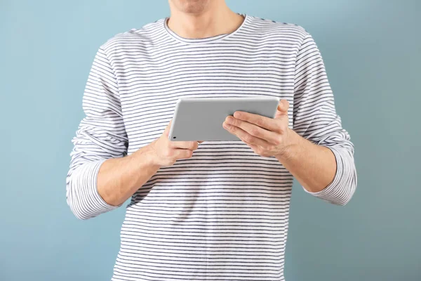 Tablet bilgisayar renk arka plan üzerinde kullanan adam — Stok fotoğraf