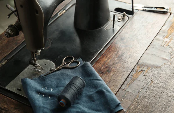 Vintage sewing machine with fabric and thread, closeup — Stock Photo, Image