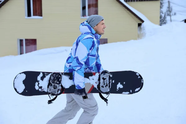 Homem snowboarder em pista de esqui no resort nevado. Férias inverno — Fotografia de Stock