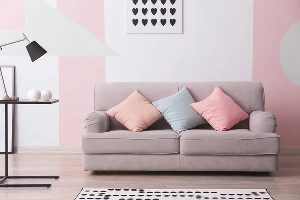 Wohnzimmereinrichtung mit bequemem Sofa — Stockfoto