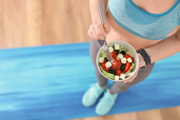 Jovem Esportiva Comendo Salada Após Treinamento Fitness Casa — Fotografia de Stock