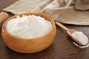 Kase ve kepçe ile ahşap masa üzerinde buğday unu