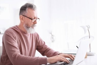 Komuta sizde ofiste masa laptop ile çalışma