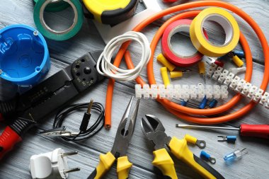 Ahşap arka plan üzerinde farklı elektrik araçları