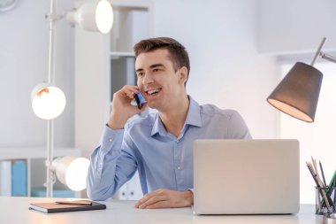 Genç adam masada kapalı Evet