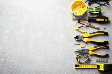 Gri arkaplanda farklı elektrikli araçlar