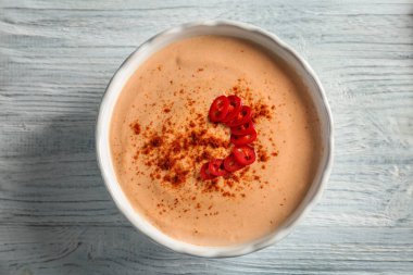 Balıklı taco kase mutfak masasında için lezzetli kremalı sos