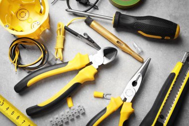 Gri arkaplanda farklı elektrikli araçlar