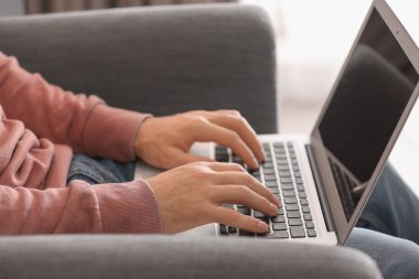 Genç adam ev ofis içinde laptop ile çalışma