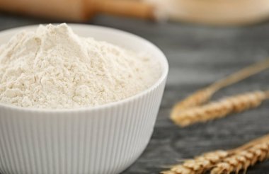 Tahta masada, buğday unlu kase, yakın plan.