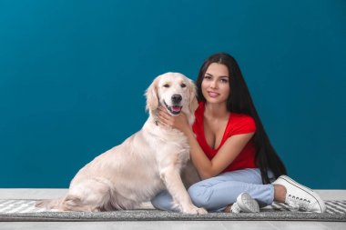 Genç kadın ile köpek kapalı. Evde beslenen hayvan ve sahibi arasındaki dostluk