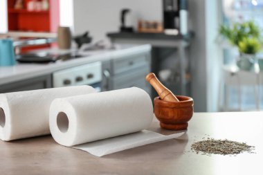 Mutfak masasında, kağıt havlu, harç ve havaneli rulo