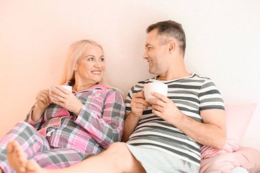 Üst düzey çift yatakta birlikte kahve içme