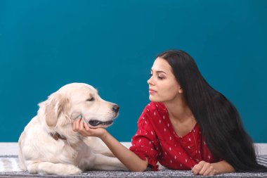 Genç kadın ile köpek kapalı. Evde beslenen hayvan ve sahibi arasındaki dostluk