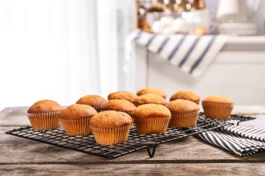 Soğutma rafa masada lezzetli kekler. Taze fırın