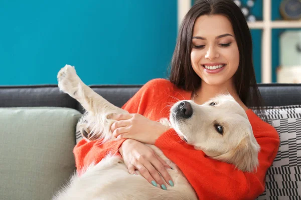 Junge Frau mit Hund drinnen. Freundschaft zwischen Haustier und Besitzer — Stockfoto