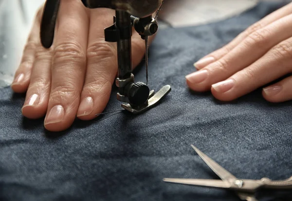 妇女缝制在机器与黑螺纹, 特写 — 图库照片
