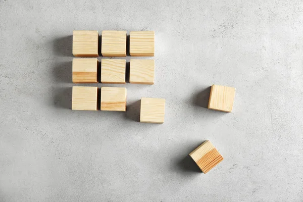 Cubos de madera en la mesa. Concepto de unidad —  Fotos de Stock