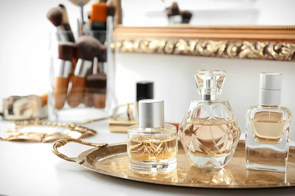 Metalowa taca z butelki perfum na stole — Zdjęcie stockowe