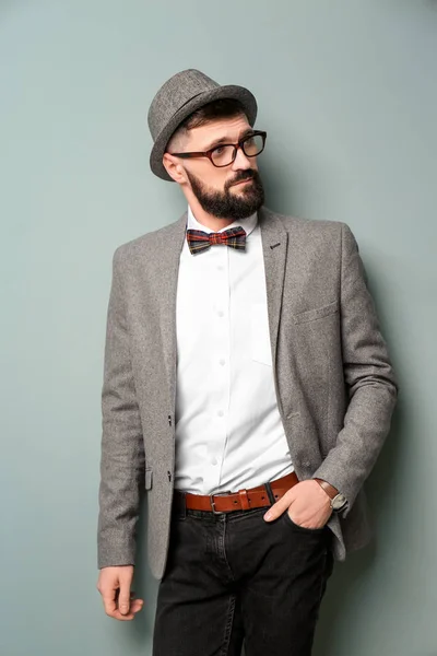 Renk Arka Plan Üzerinde Şık Kıyafeti Yakışıklı Hipster Portresi — Stok fotoğraf