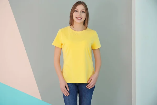 Jonge vrouw in stijlvolle t-shirt op kleur achtergrond. Mockup voor ontwerp — Stockfoto