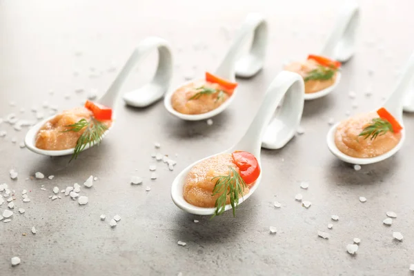 在光背景下的陶瓷勺子美味的鳕鱼鱼子酱 — 图库照片