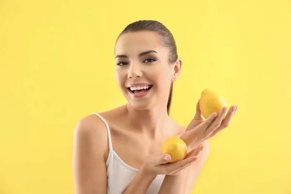 Olgun limon renk arka plan üzerinde olan güzel kadın — Stok fotoğraf