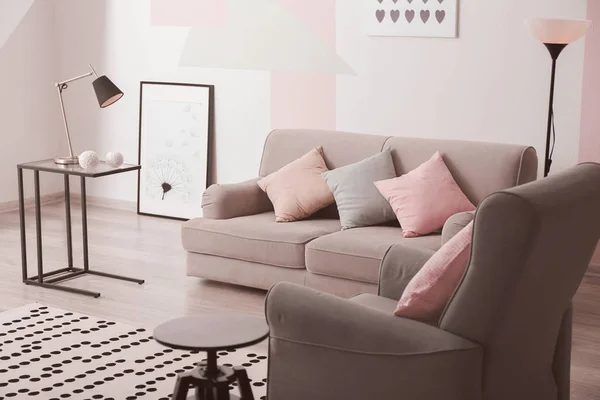 Інтер'єр вітальні зі зручним диваном і кріслом — стокове фото